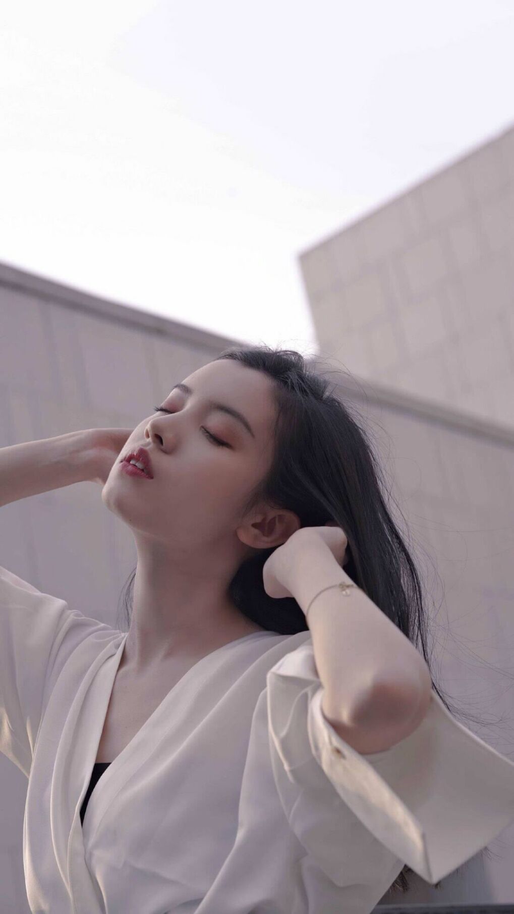 “未来赛车：新能源技术引领速度新潮流”，未来的赛车